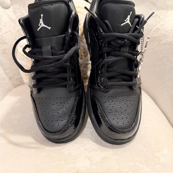 Women’s Air Jordan 1 Low SE - Picture 3 of 7